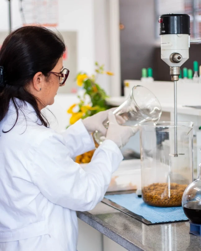 Farmac&ecirc;utica preparando uma formula&ccedil;&atilde;o no laborat&oacute;rio