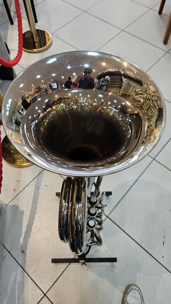 Tuba Weril 3/4 em dó - 3 pistos - usado