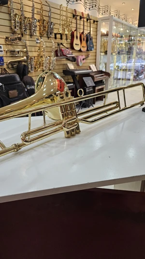 (Sib Seminovo) Trombone Longo HS S760 Laqueado