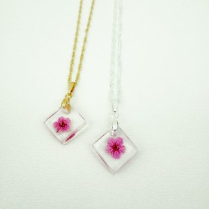 Colar Quadrado Florzinha Rosa