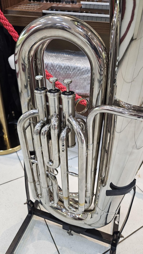 Tuba Weril 3/4 em dó - 3 pistos - usado