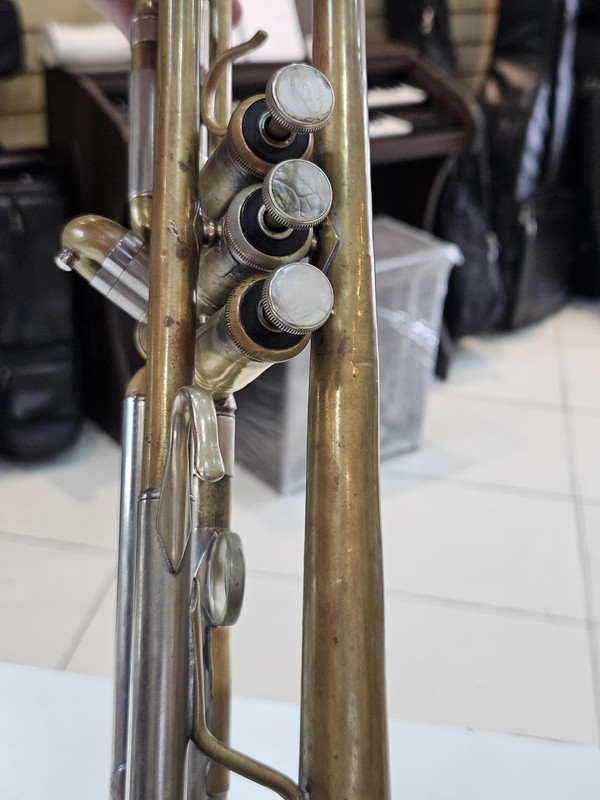 Trompete Bach Stradivarius Modelo 38 Sib Desplacado Original com Case