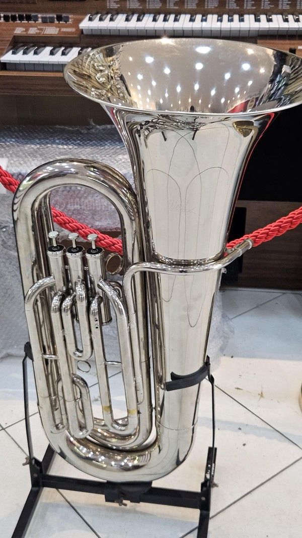 Tuba Weril 3/4 em dó - 3 pistos - usado