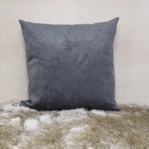 CAPA DE ALMOFADA SUEDE AMASSADO 43 x 43 - CINZA ESCURO