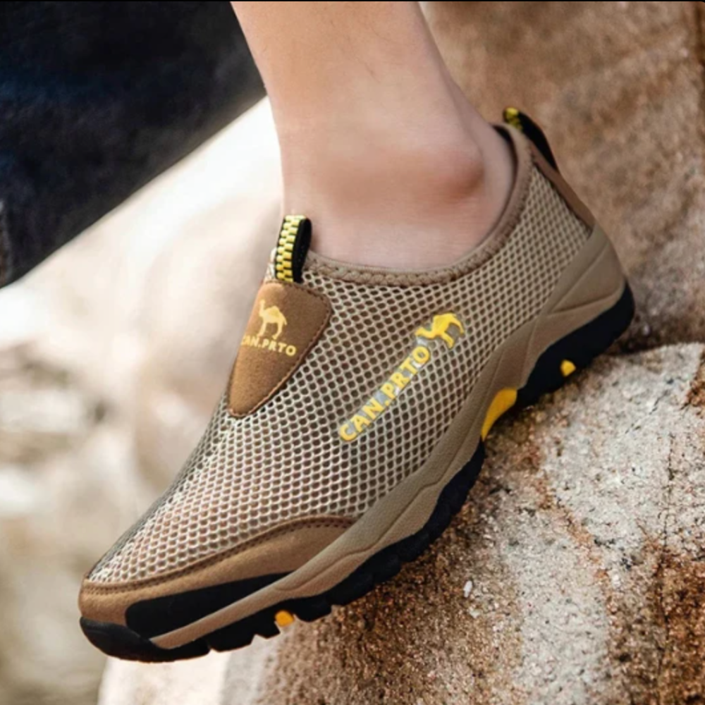 T&ecirc;nis masculino para caminhada na cor marrom