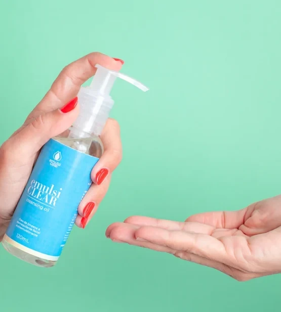 M&atilde;o aplicando o EmulsiClear Cleansing Oil com o pump