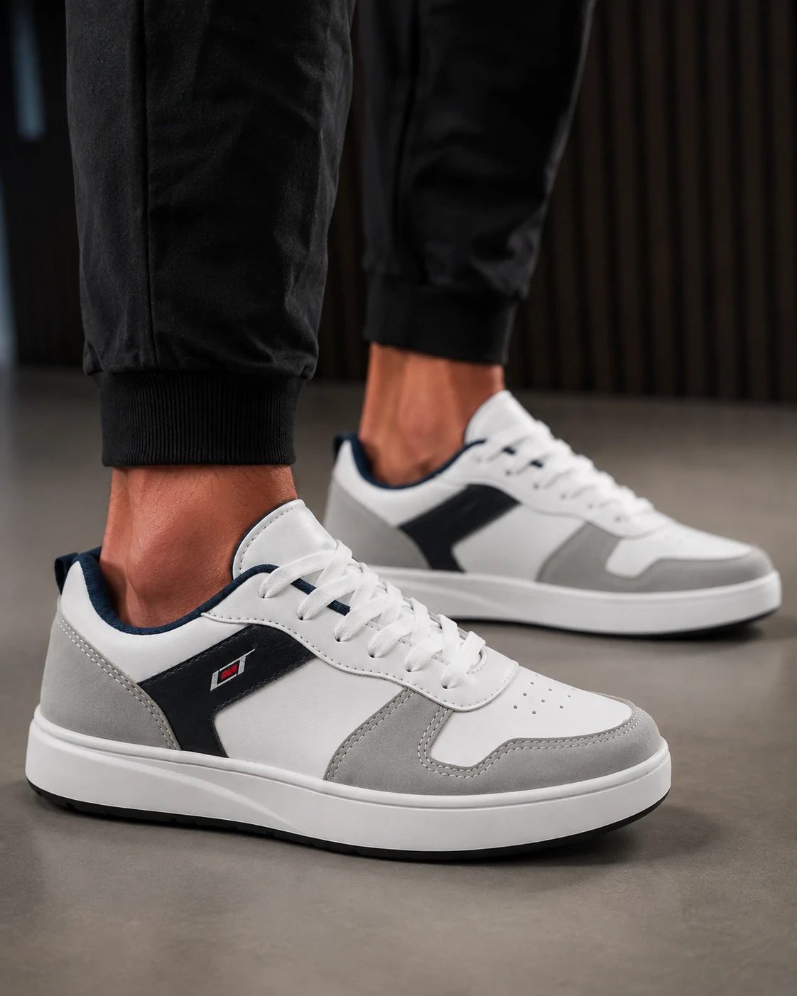 Homem usando t&ecirc;nis casual masculino Walker Ferr com jeans em look moderno e elegante