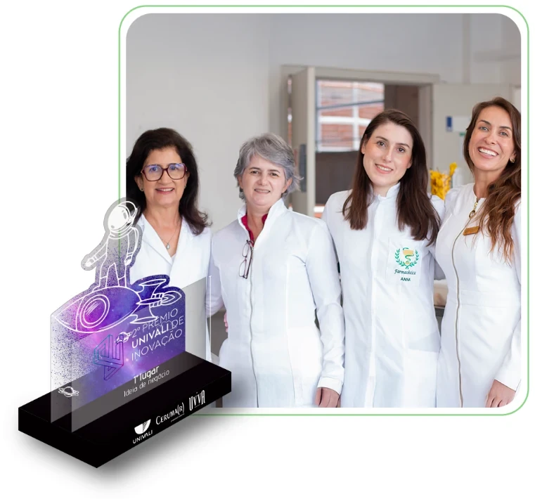 As quatro fundadoras da Emulsicare de jaleco e o trof&eacute;u do 2&ordm; Pr&ecirc;mio Univali de Inova&ccedil;&atilde;o