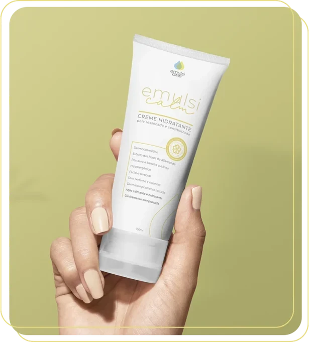 M&atilde;o segurando o Emulsicalm Creme Hidratante