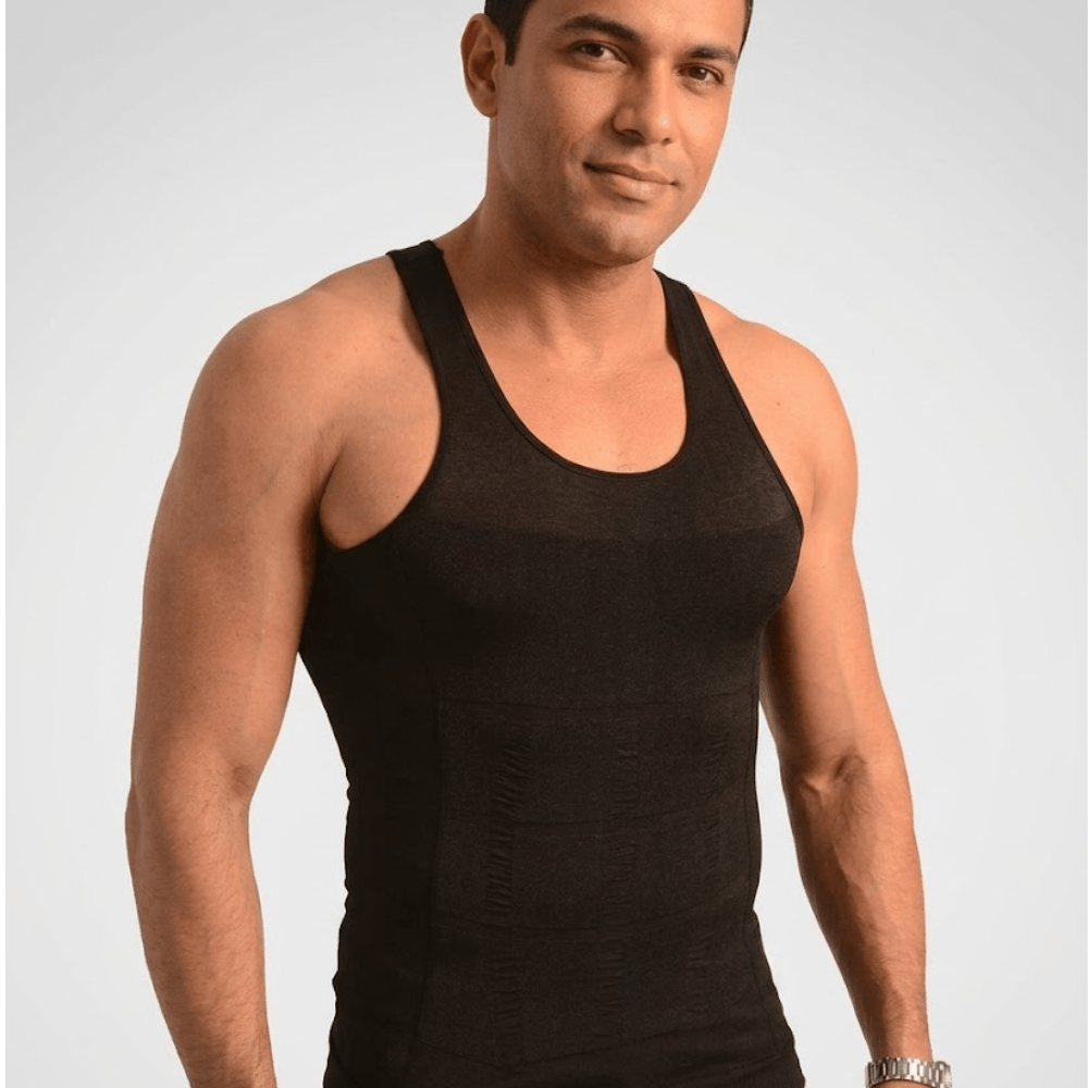 homem usando camiseta modeladora mostrando efeito de defini&ccedil;&atilde;o no abd&ocirc;men