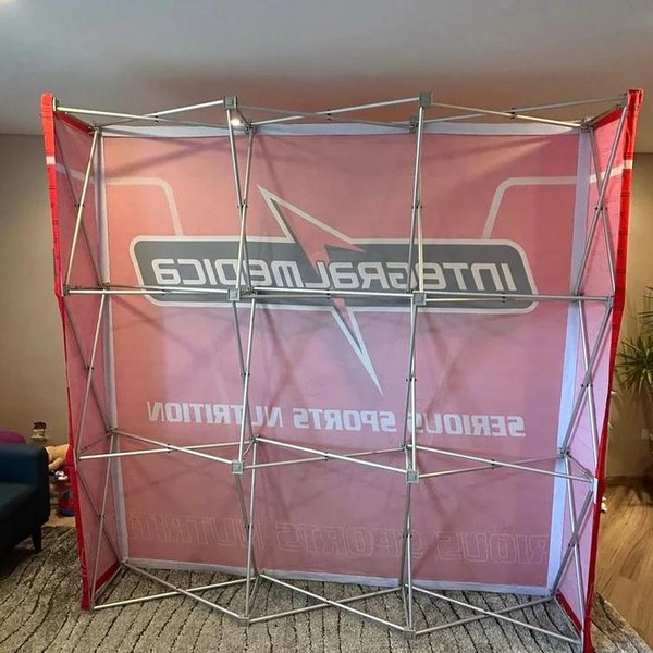 Backdrop Retrátil Personalizado – A Moldura Perfeita para o Seu Evento! 